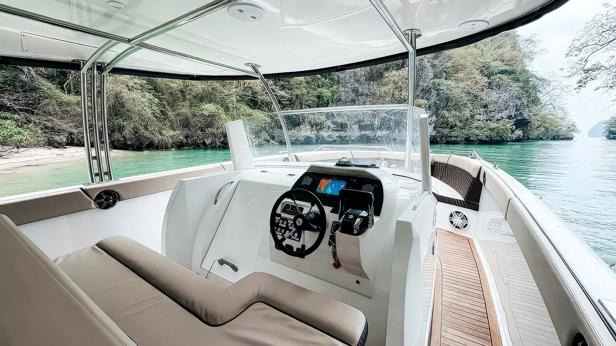 Аренда катера Luxury Cruiser 42 Ocean Pearl на Пхукете - пост капитана